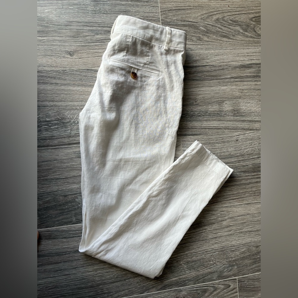 Like new, Vince 58% linen white wants, flattering fit! No rips/stains